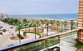 Apartamento a 100 metros de la playa con grande terraza y vistas al mar